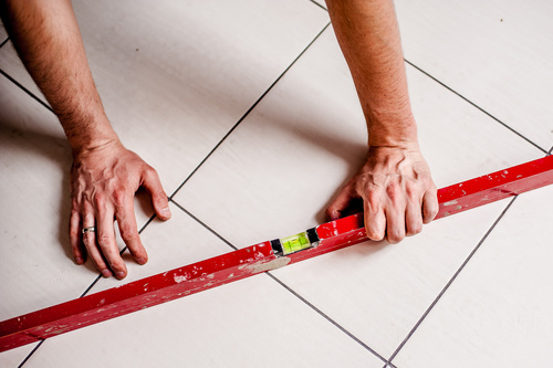 Jak usunąć klej z płytek ceramicznych?