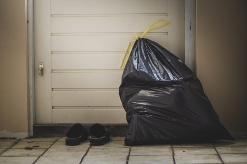 Przykry zapach z kosza na śmieci? Pozbądź się go, stosując nasze triki!