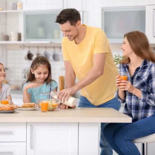 Wygodna lodówka z kostkarką dla rodziny 2+2 – jak wybrać odpowiedni model?
