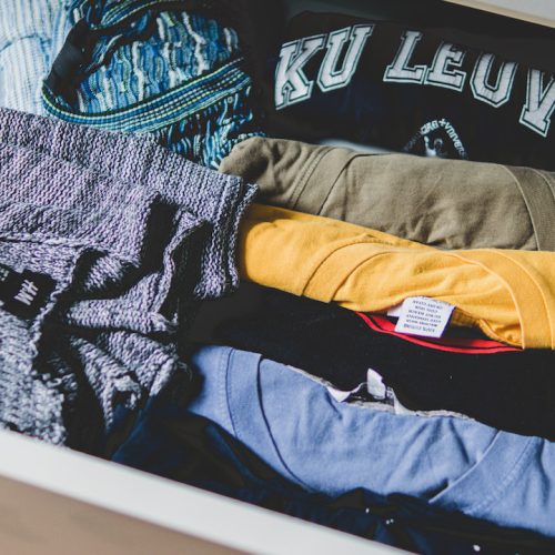 Jak składać ubrania żeby zajmowały mało miejsca?